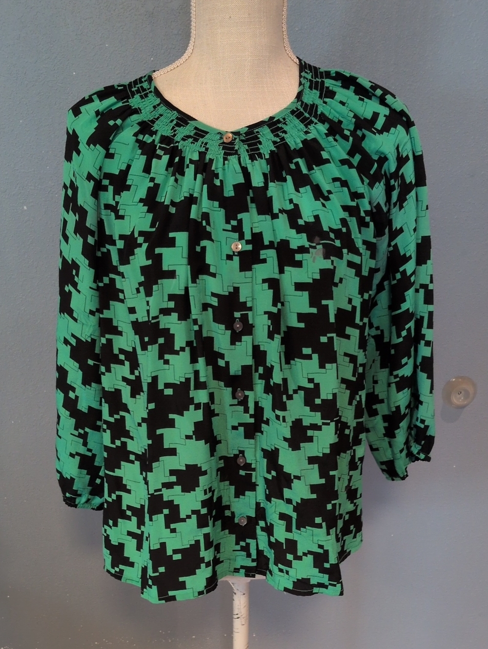 VS Moda International Pixel Print 100% Silk Flowy Careerwear Blouse
